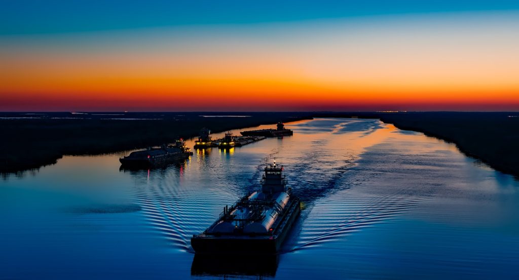 Bateaux fluviaux naviguant lors d'un coucher de soleil